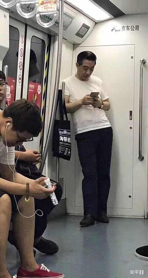 地铁老人看手机表情是什么梗配图