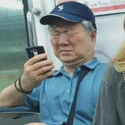 地铁爷爷看手机是个什么梗配图