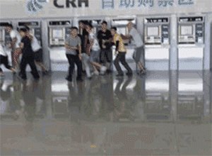 高铁站对砍是什么梗配图