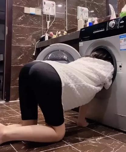 卡在洗衣机的姐姐什么梗配图