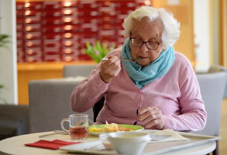 老年人吃饭梗是什么原因导致配图