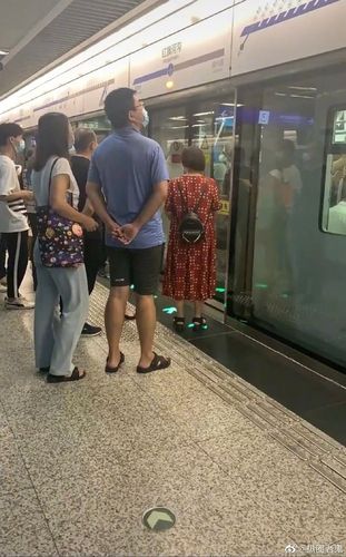 李飞拖鞋是什么梗?配图