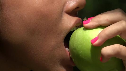 女生吃苹果是什么梗配图