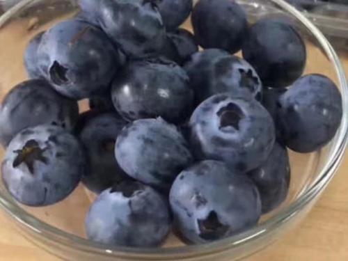 晚上吃蓝莓是什么梗配图