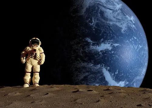 登上月球的宇航员,为什么在太空舱内可以面对面直接说话