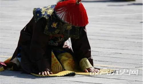 清朝官员下跪时甩袖子的原因