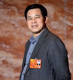 邱新海(邱律师您好，我父母被一位女士开着别人的轿车轧双黄线撞伤，...)