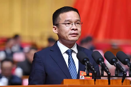 钟高明(“钟美美”模仿老师，你认为他是在丑化，还是只是一种艺术创造?)