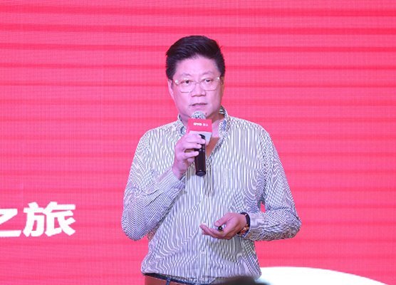 施振康(你好，潘双喜律师：我同学暑假做演员摔到了胳膊骨折。这次打...)