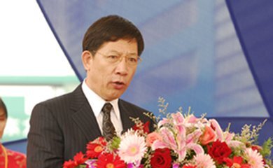 洪建设(在我们村，村委会和乡镇政府申请并批准了一块土地用于种植和...)