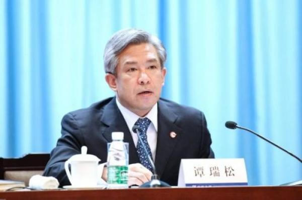 谭瑞松(记者谈国足被踩称:“唯有自强,才能拒绝成为笑柄、扮负面典型”,国足需如何改善?)