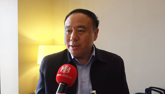 李寅(去黄刀镇怎么预先订房间和娱乐项目，如看极光、冰钓等，谢谢_...)