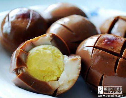 红酒可以煮鸡蛋一起吃