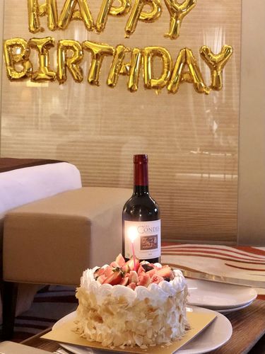 红酒生日蛋糕唯美图片