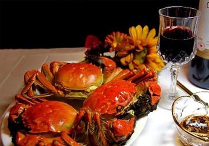 喝红酒可以吃螃蟹吗