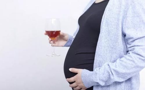 喝一杯红酒喂奶对宝宝的影响