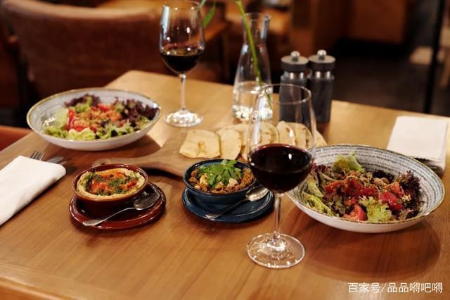 美食配红酒的生活照