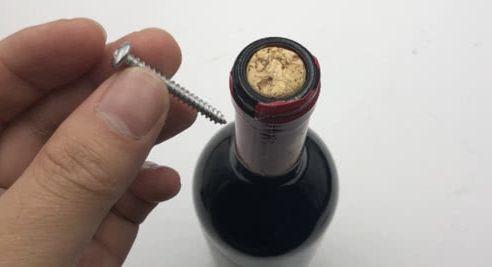 没有工具如何打开红酒塞子
