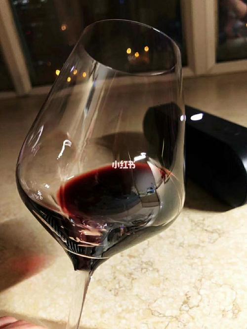 自己喝红酒的图片