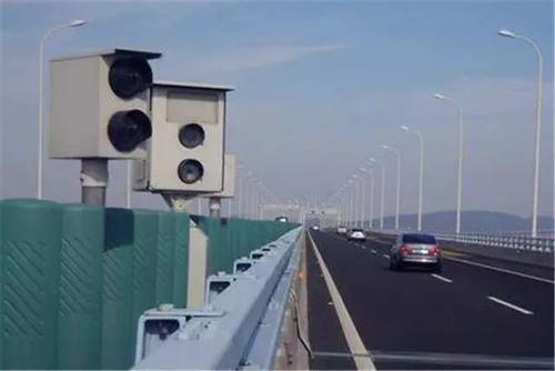 高速公路上的测速摄像头配图