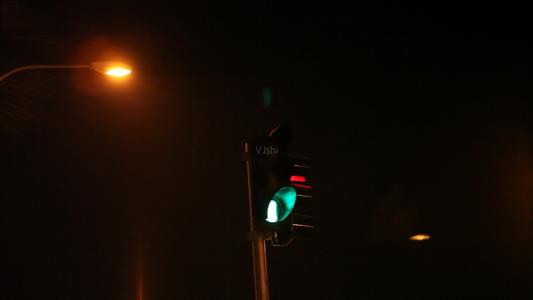 红绿灯路口黑色圆形摄像头拍什么配图