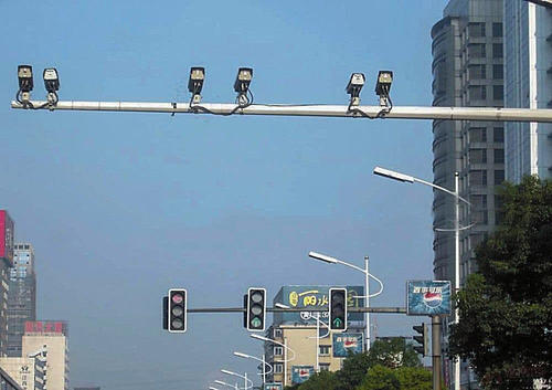 红绿灯路口只有一个圆形监控摄像头配图
