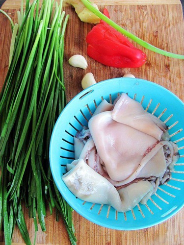 鱿鱼炒韭菜怎么炒