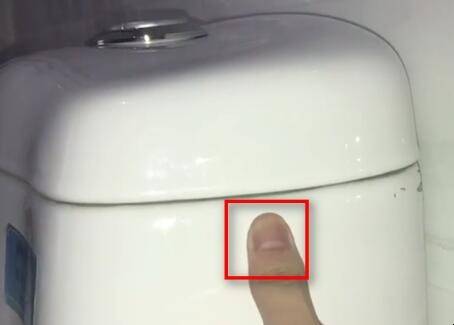 蹲坑水箱盖怎么打开