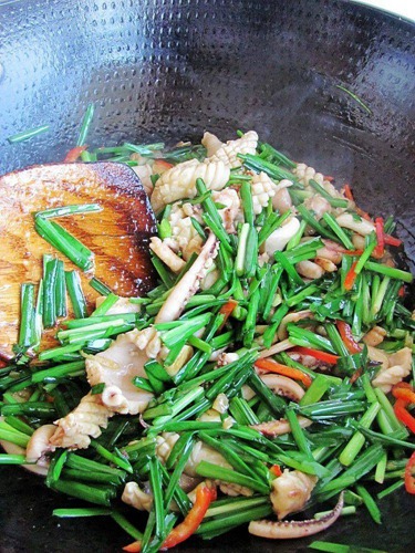 鱿鱼炒韭菜怎么炒