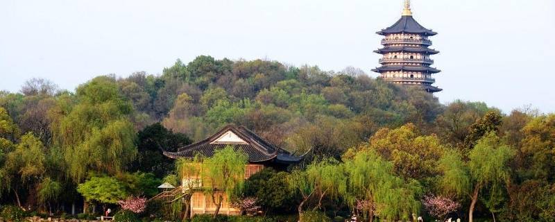 雷峰塔和它周围的景象